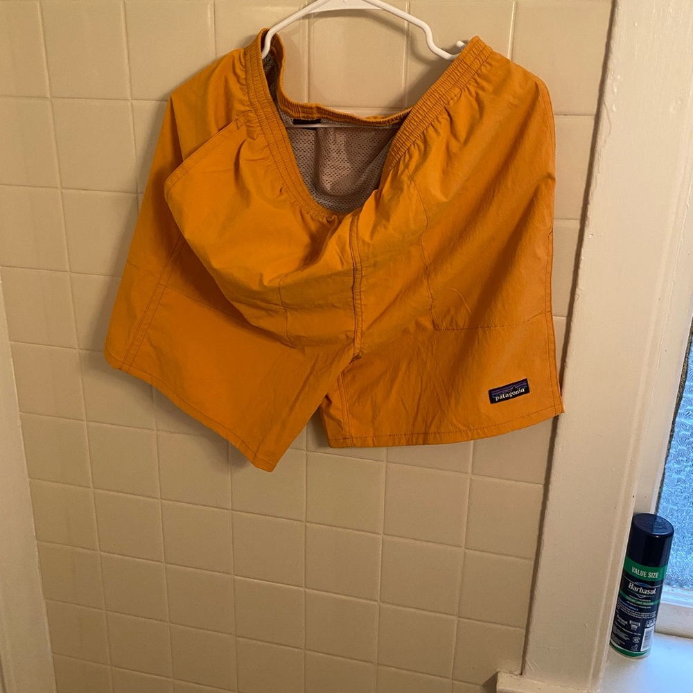 Men's Patagonia Baggie Lights. Size Large in Cloudberry Orange
